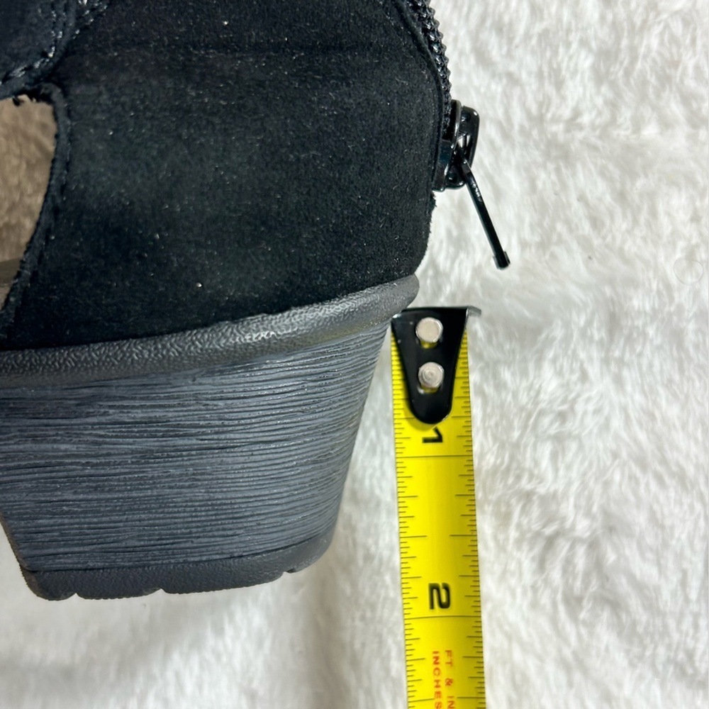Earth Marietta S-Seren Black Suede Perforated Ankle Booties Peep Toe Zip Size 7 - Picture 10 of 11